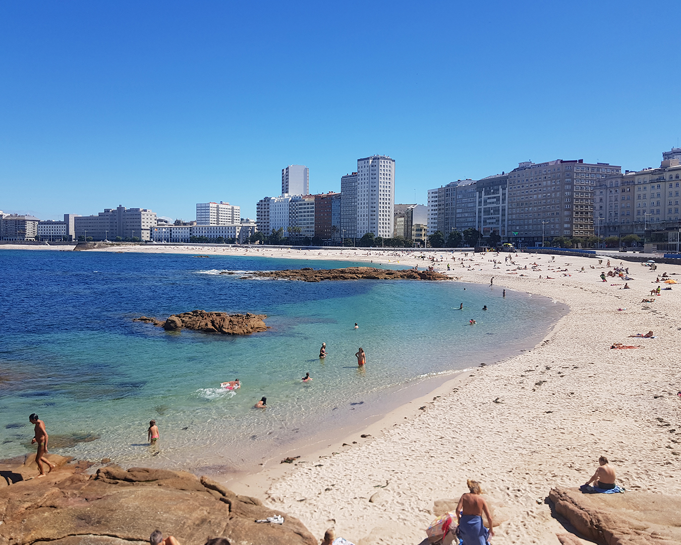 Playa de Riazor junto al paseo marítimo